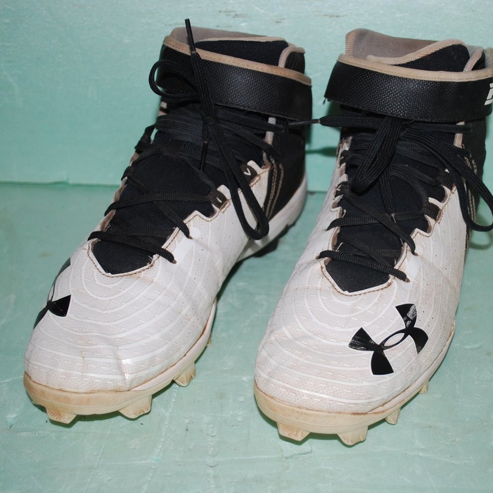 UNDER ARMOUR BH FOOTBALL CLEATS SIZE 12